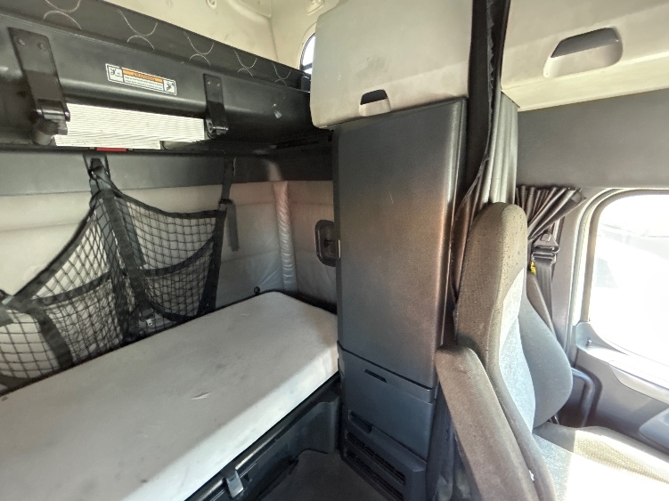 Used 2022 Freightliner Cascadia - photo 20