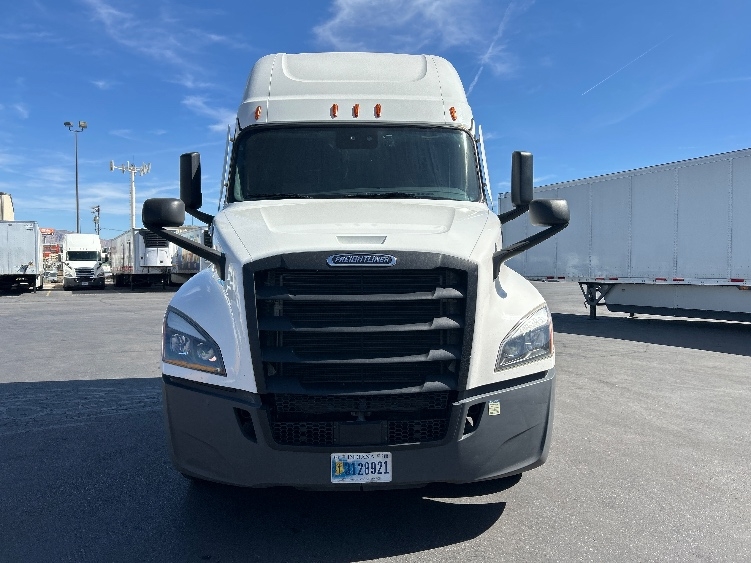 Used 2022 Freightliner Cascadia - photo 2