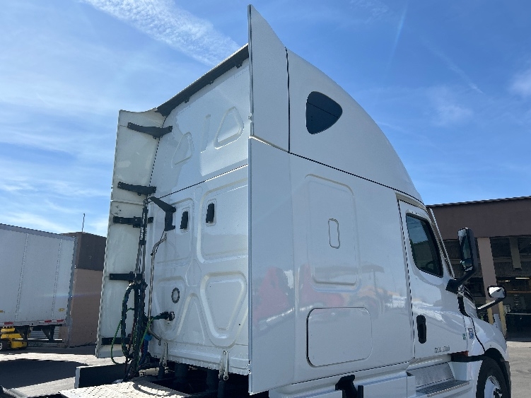 Used 2022 Freightliner Cascadia - photo 24