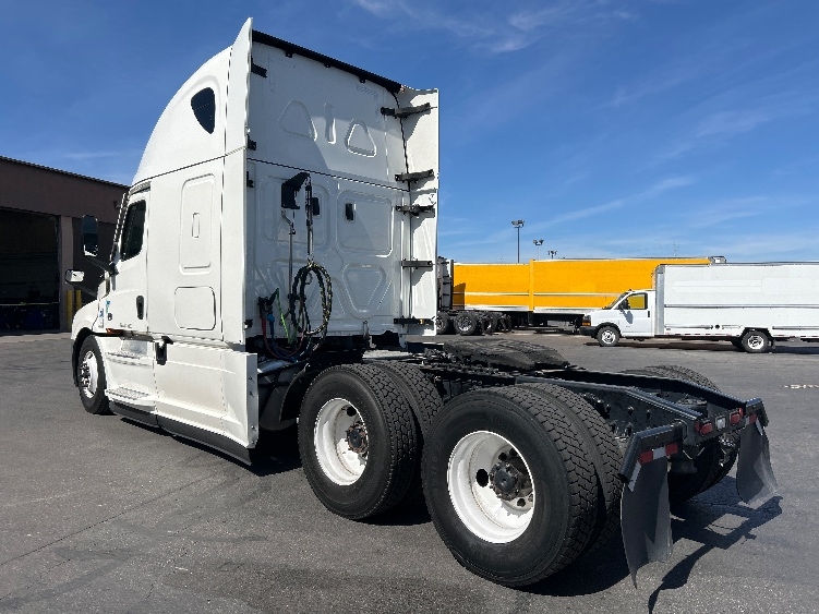 Used 2022 Freightliner Cascadia - photo 7