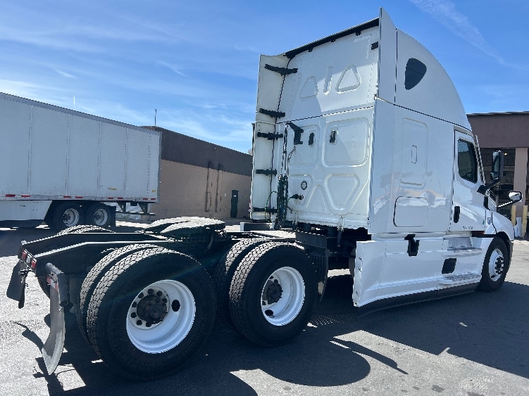 Used 2022 Freightliner Cascadia - photo 9