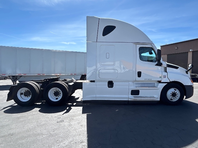 Used 2022 Freightliner Cascadia - photo 10