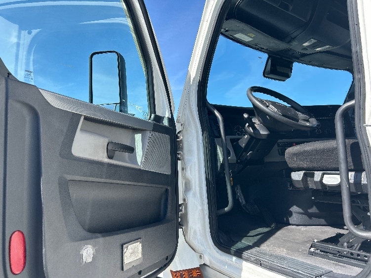 Used 2022 Freightliner Cascadia - photo 11