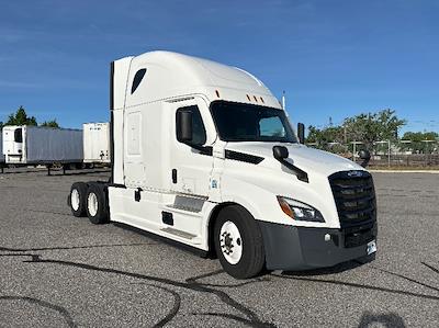 Used 2022 Freightliner Cascadia Detroit DD15AT Semi Truck with Sleeper Cab for sale #385299 - photo 1