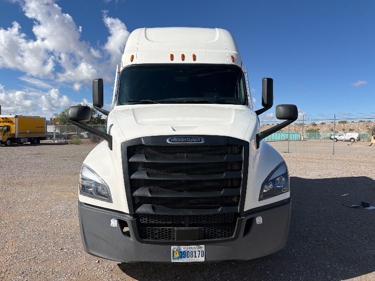 Used 2022 Freightliner Cascadia - photo 2