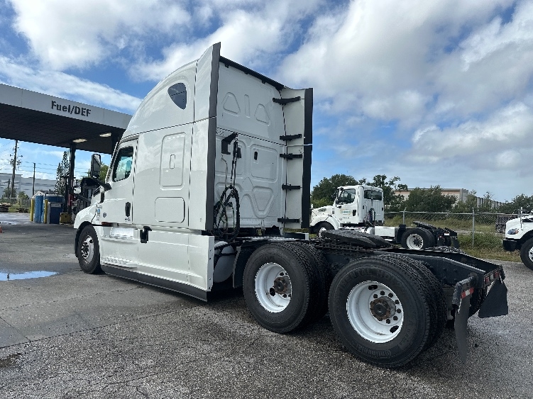 Used 2022 Freightliner Cascadia - photo 7