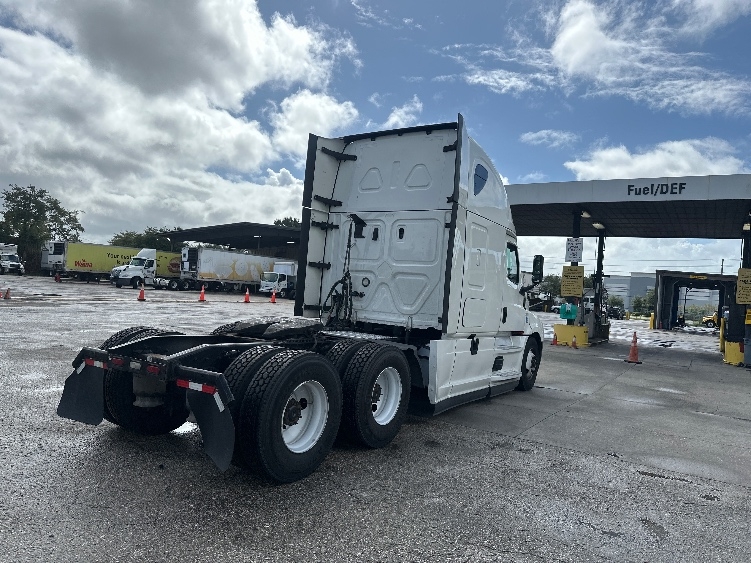 Used 2022 Freightliner Cascadia - photo 9