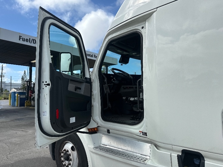 Used 2022 Freightliner Cascadia - photo 11