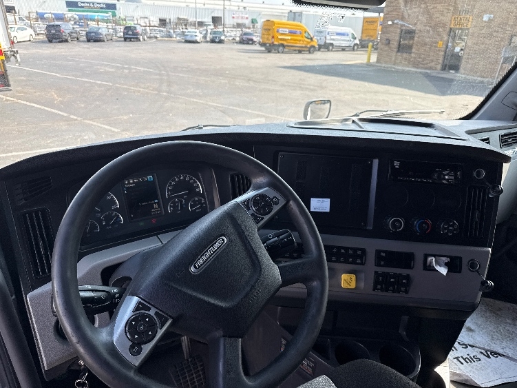 Used 2022 Freightliner Cascadia - photo 13