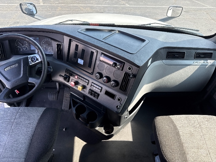Used 2022 Freightliner Cascadia - photo 14