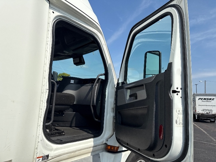 Used 2022 Freightliner Cascadia - photo 15