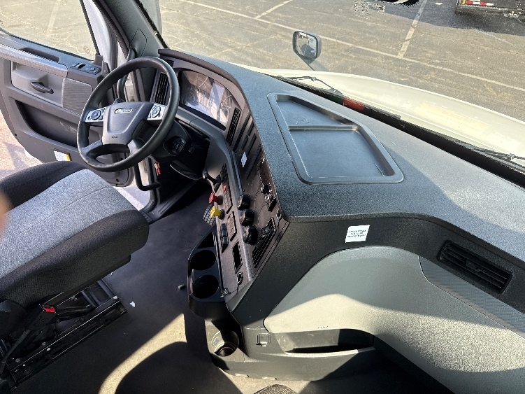 Used 2022 Freightliner Cascadia - photo 17
