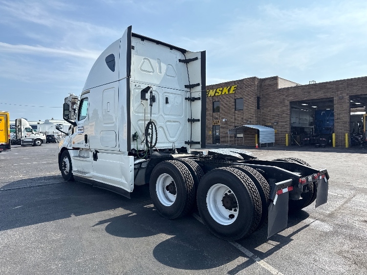 Used 2022 Freightliner Cascadia - photo 7
