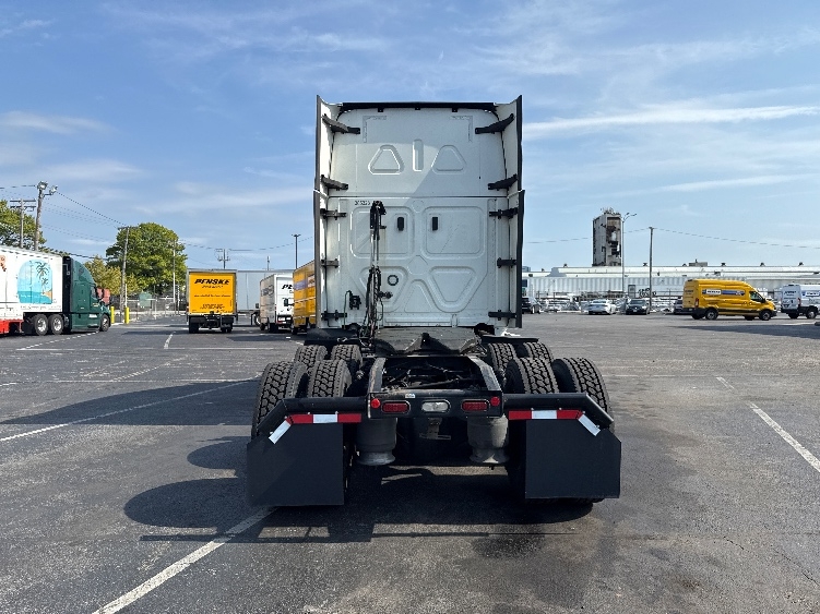 Used 2022 Freightliner Cascadia - photo 8