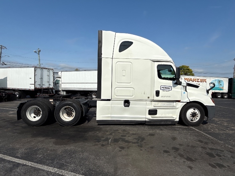 Used 2022 Freightliner Cascadia - photo 10