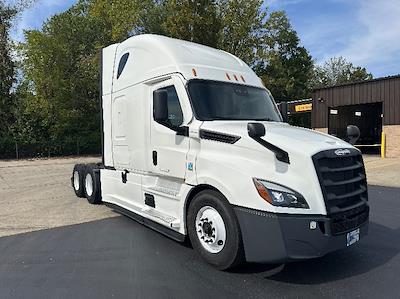 Used 2022 Freightliner Cascadia Detroit DD15AT Semi Truck with Sleeper Cab for sale #385333 - photo 1