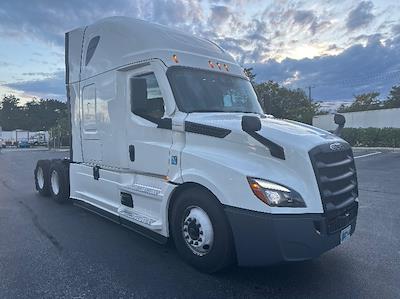Used 2022 Freightliner Cascadia - photo 1