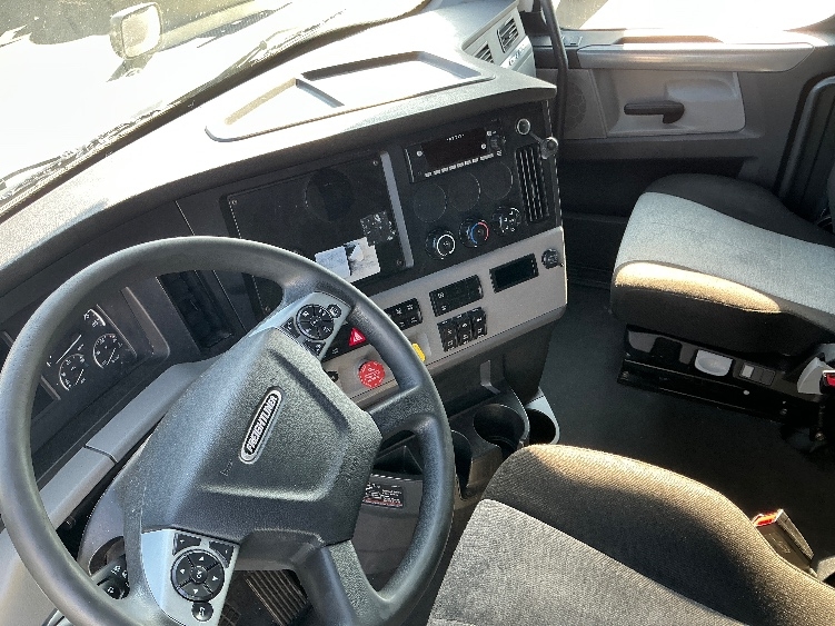 Used 2022 Freightliner Cascadia - photo 12