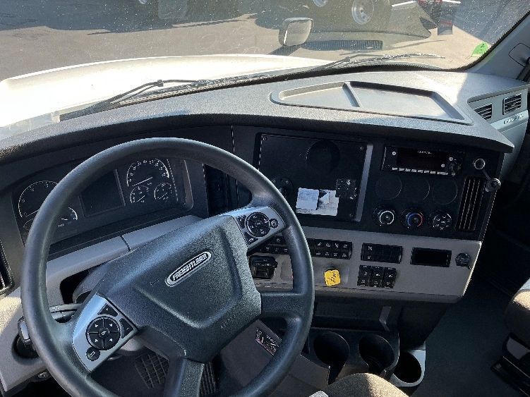 Used 2022 Freightliner Cascadia - photo 13