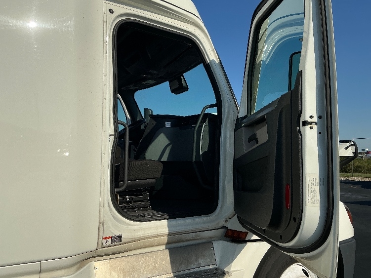 Used 2022 Freightliner Cascadia - photo 15