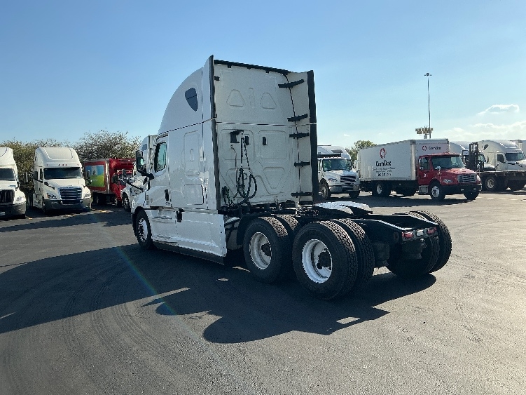 Used 2022 Freightliner Cascadia - photo 7