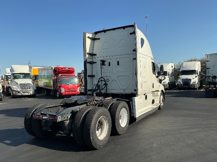 Used 2022 Freightliner Cascadia - photo 9