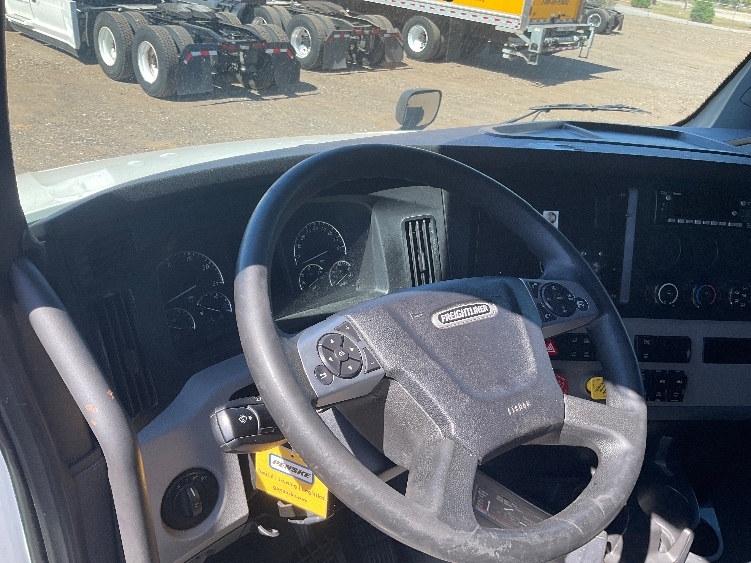 Used 2022 Freightliner Cascadia - photo 12