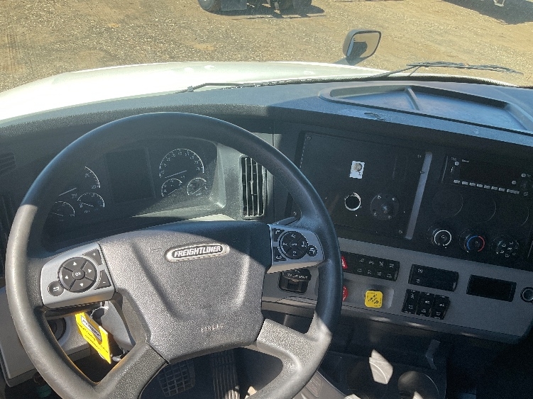 Used 2022 Freightliner Cascadia - photo 13