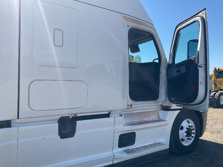 Used 2022 Freightliner Cascadia - photo 15