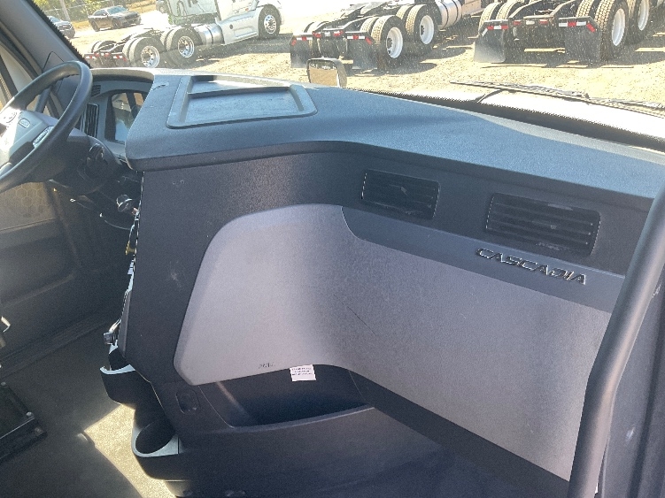 Used 2022 Freightliner Cascadia - photo 16