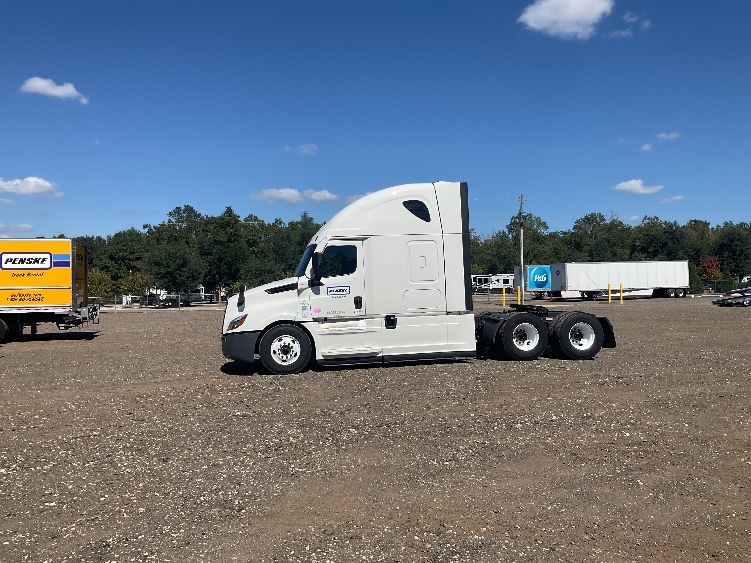 Used 2022 Freightliner Cascadia - photo 6