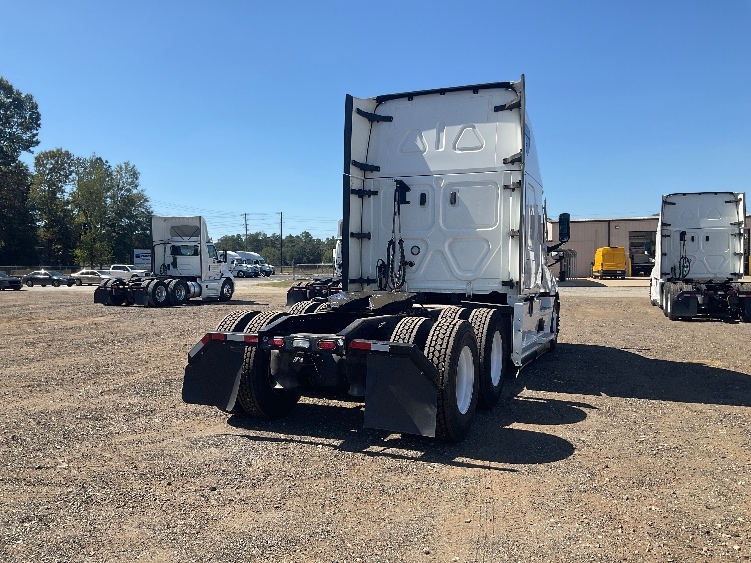 Used 2022 Freightliner Cascadia - photo 9