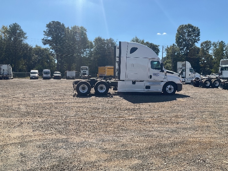 Used 2022 Freightliner Cascadia - photo 10