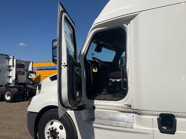Used 2022 Freightliner Cascadia - photo 11