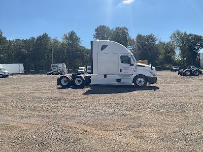 Used 2022 Freightliner Cascadia Detroit DD15AT Semi Truck with Sleeper Cab for sale #385370 - photo 1