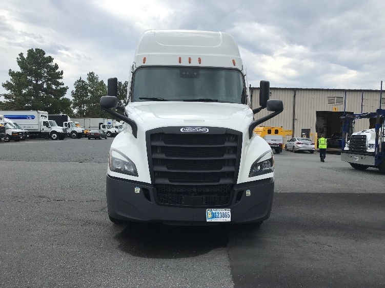 Used 2022 Freightliner Cascadia - photo 2