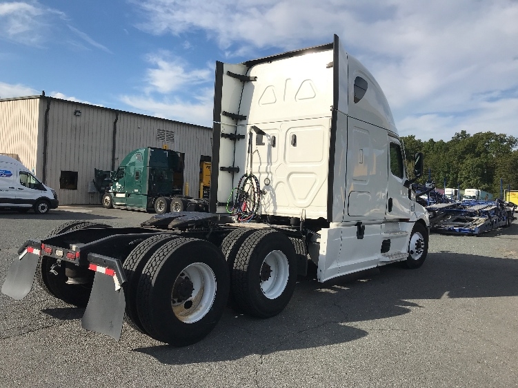 Used 2022 Freightliner Cascadia - photo 9