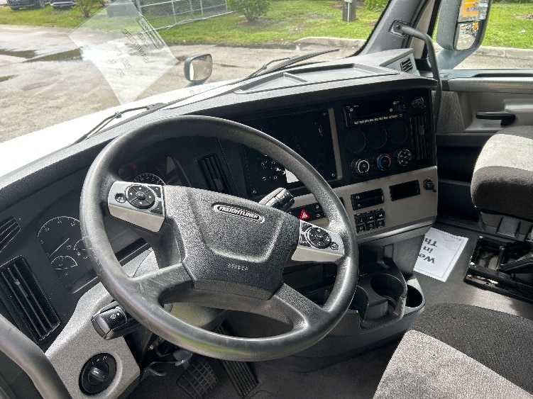Used 2022 Freightliner Cascadia - photo 12