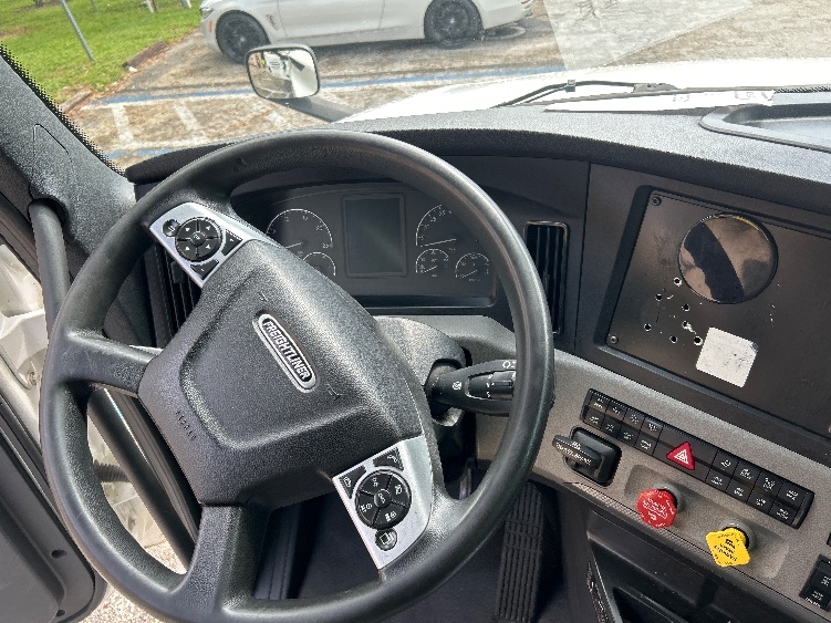 Used 2022 Freightliner Cascadia - photo 13