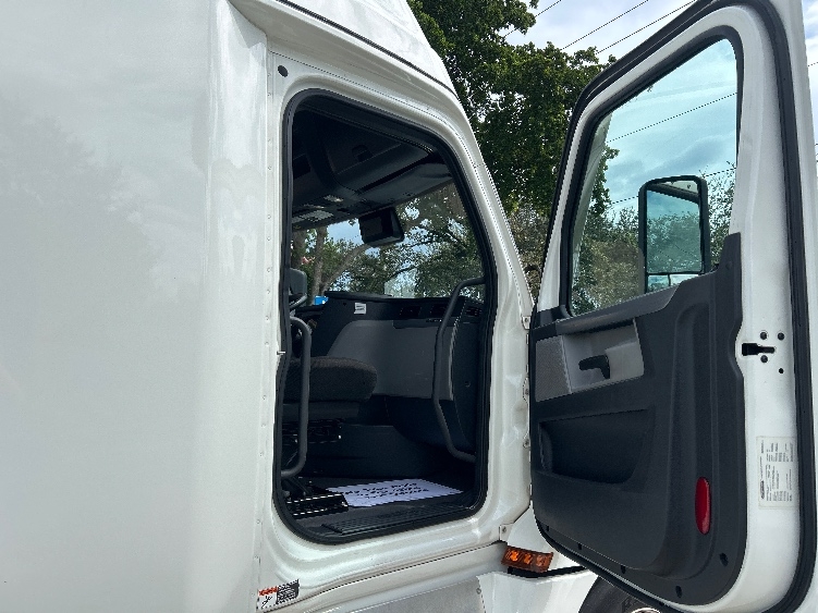 Used 2022 Freightliner Cascadia - photo 15