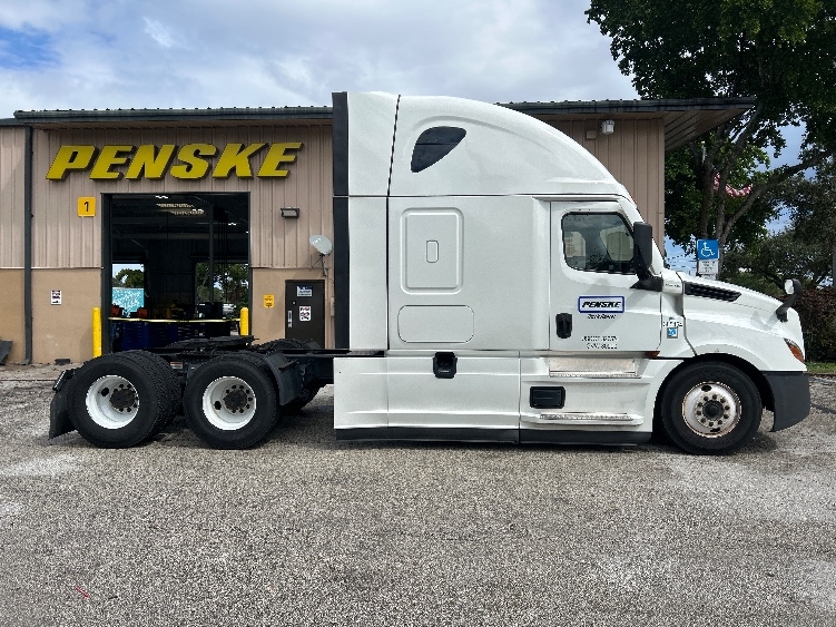Used 2022 Freightliner Cascadia - photo 10
