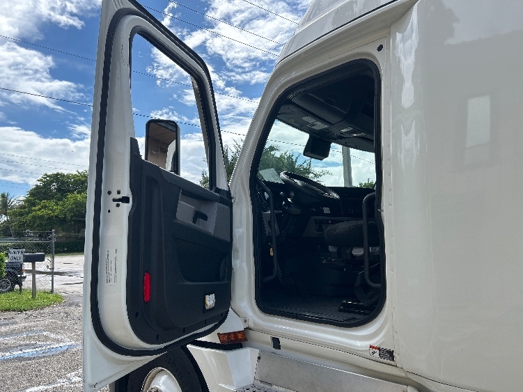 Used 2022 Freightliner Cascadia - photo 11