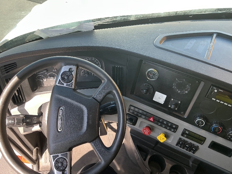 Used 2022 Freightliner Cascadia - photo 13