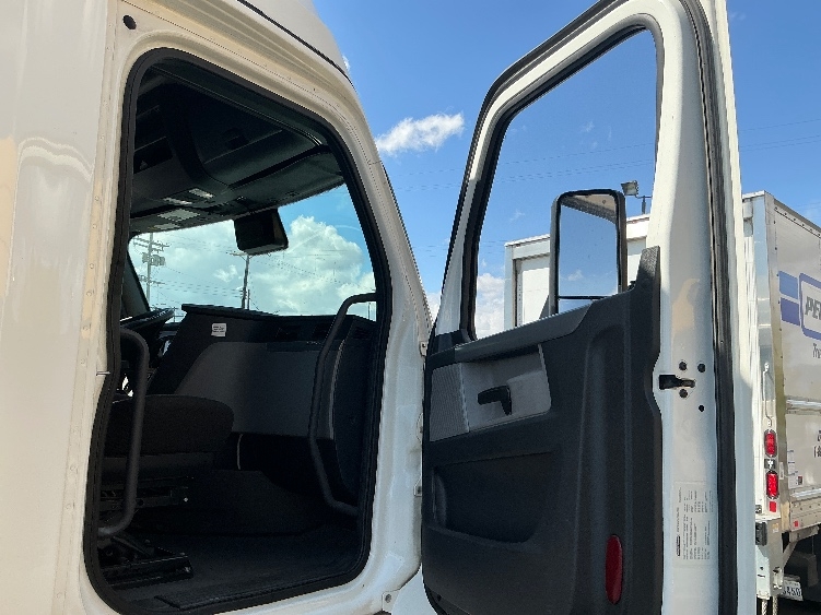 Used 2022 Freightliner Cascadia - photo 15