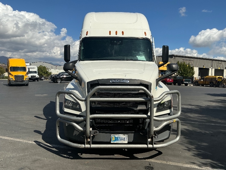 Used 2022 Freightliner Cascadia - photo 2