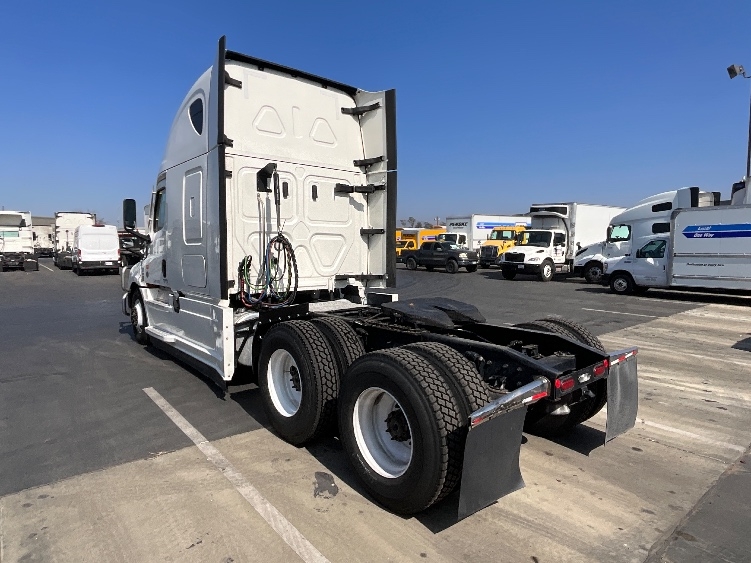 Used 2022 Freightliner Cascadia - photo 7
