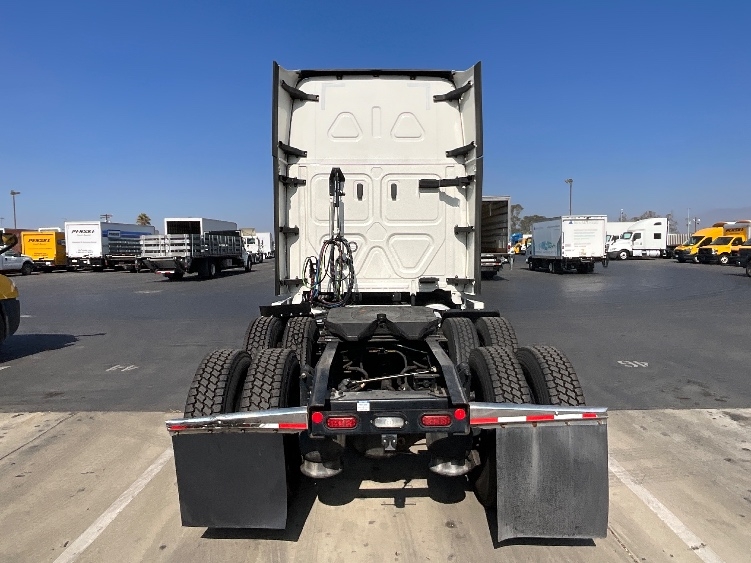 Used 2022 Freightliner Cascadia - photo 8