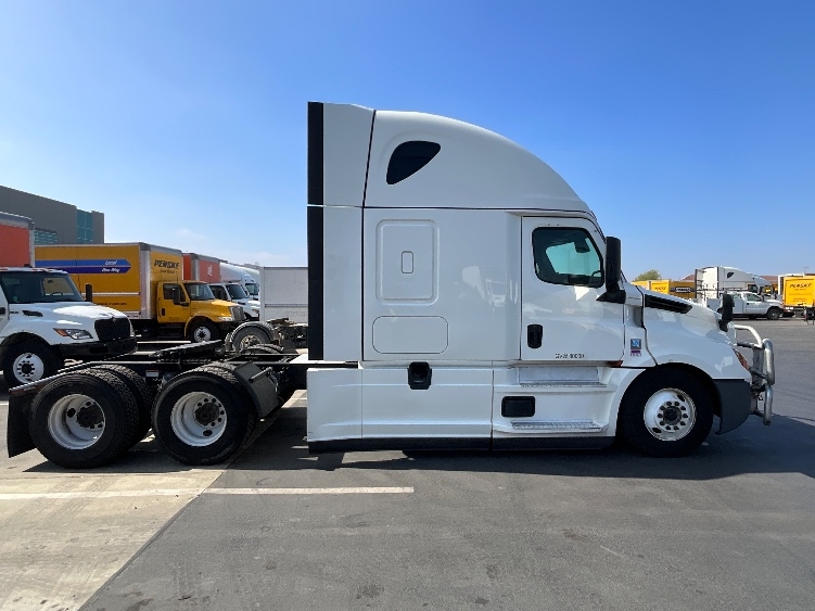 Used 2022 Freightliner Cascadia - photo 10