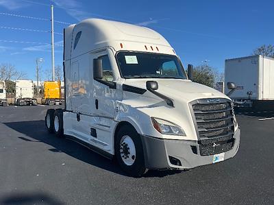 Used 2022 Freightliner Cascadia Detroit DD15AT Semi Truck with Sleeper Cab for sale #385472 - photo 1