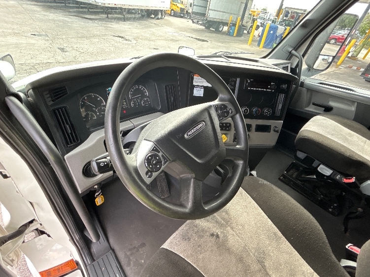 Used 2022 Freightliner Cascadia - photo 12